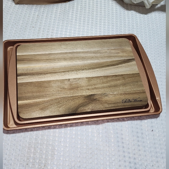 PIONEER WOMEN EUC CUTTING BOARD AND W COOKIE SHEETS SET - Picture 1 of 4